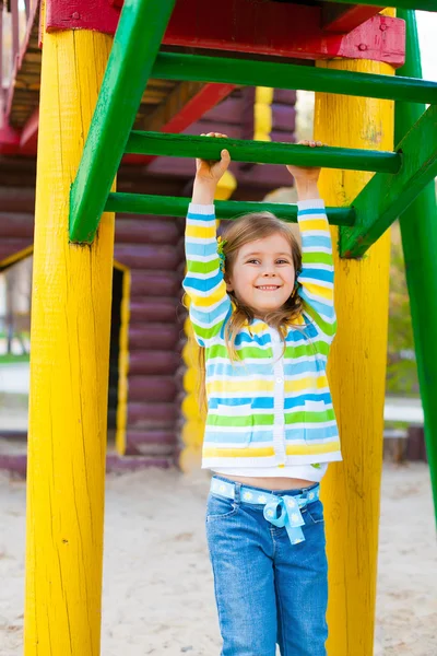 Feliz lindo niño divirtiéndose en el patio de recreo — Foto de Stock