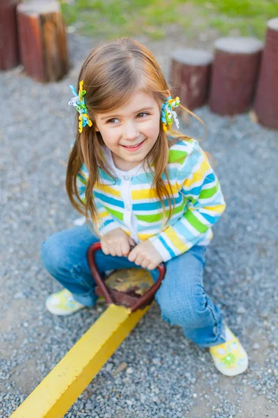 Feliz bonito criança se divertindo no parque infantil — Fotografia de Stock