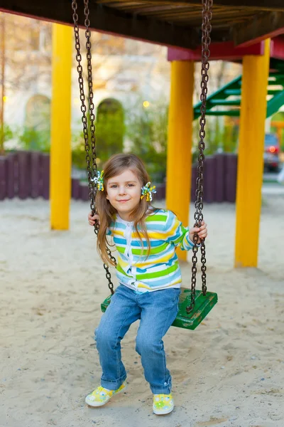 Glückliches kleines Mädchen auf Schaukel — Stockfoto