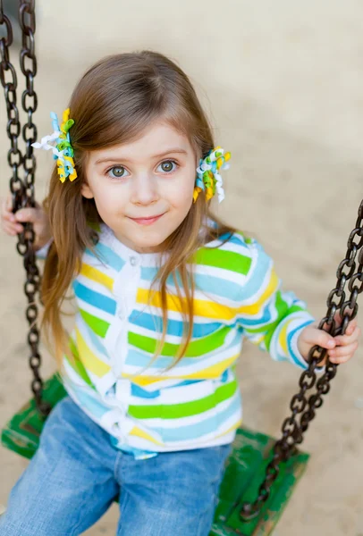Retrato de criança bonita feliz no parque infantil — Fotografia de Stock