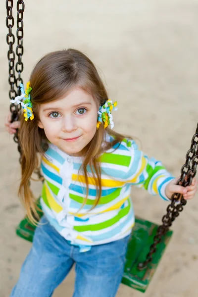Retrato de niño lindo feliz en el patio de recreo — Foto de Stock
