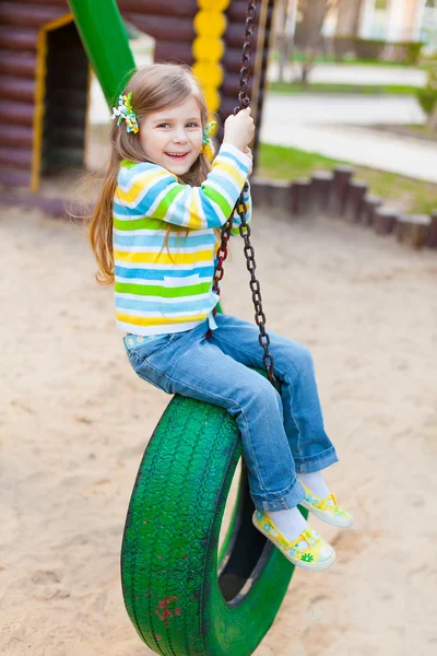 La infancia feliz - el retrato de la muchacha que balancea —  Fotos de Stock