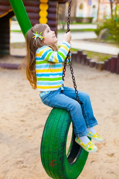 Gelukkige jeugd - portret van swingende meisje — Stockfoto