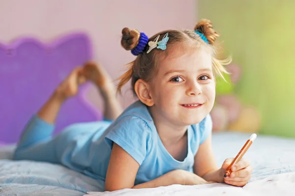 Чарівна дівчинка малює у своїй кімнаті — стокове фото