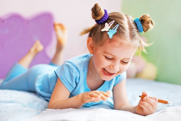 Счастливый милый ребенок рисует в своей комнате — стоковое фото