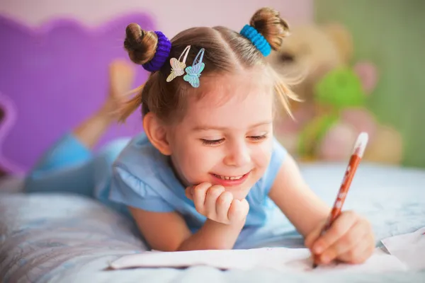 Счастливая маленькая девочка рисует в своей комнате — стоковое фото