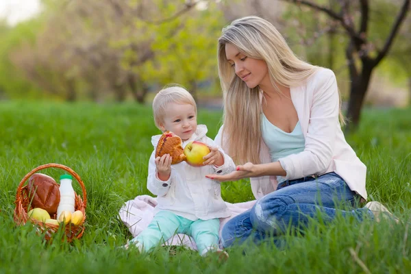 Mother and daughter having picnic — Stock Photo, Image