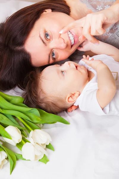 Retrato de adorável mãe e bebê — Fotografia de Stock