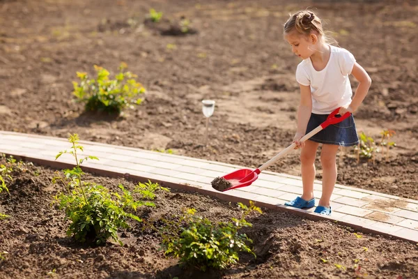 Menina jardinagem no dia de verão — Fotografia de Stock
