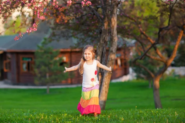 Entzückendes Mädchen zu Fuß auf dem natürlichen Hintergrund — Stockfoto