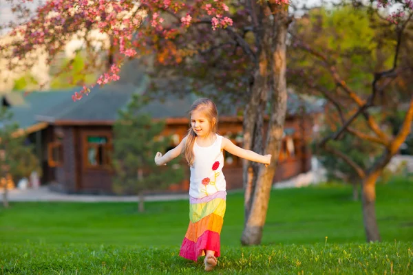 Entzückendes Mädchen zu Fuß auf dem natürlichen Hintergrund — Stockfoto