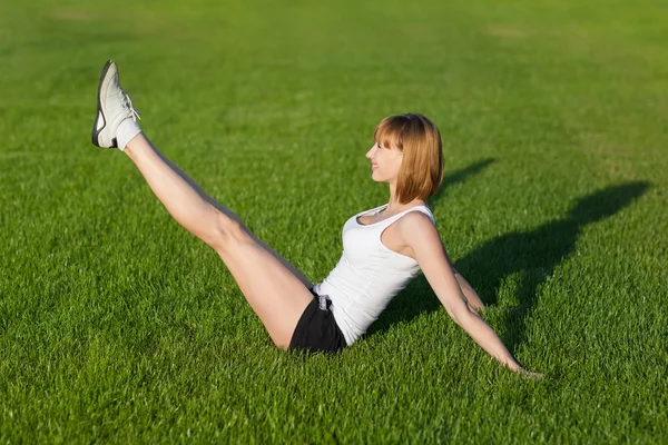 Jonge vrouw fitness oefeningen maken — Stockfoto