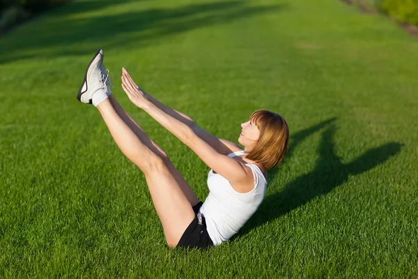 Giovane donna che fa esercizi schede — Foto Stock