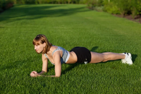 Giovane donna che fa esercizi di fitness — Foto Stock