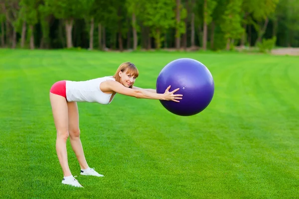 Ung kvinna att göra fitnessövningar — Stockfoto