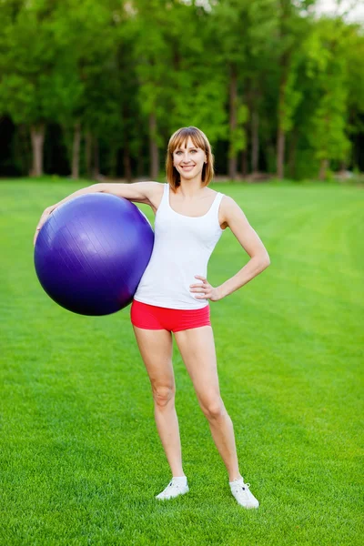 Mladá žena s fitball — Stock fotografie