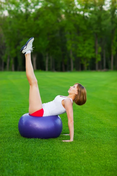 Jovem mulher fazendo exercícios de fitness — Fotografia de Stock