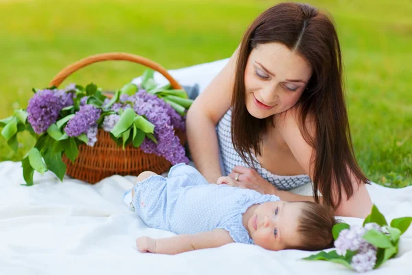 Mãe feliz e bebê descansando no parque de verão — Fotografia de Stock