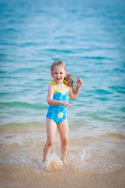 바다에서 행복 한 소녀입니다. 물 방울과 재미 스톡 사진