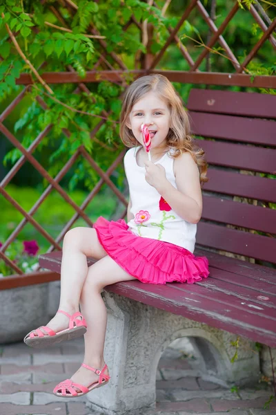 Słodkie dziecko z lizak — Zdjęcie stockowe