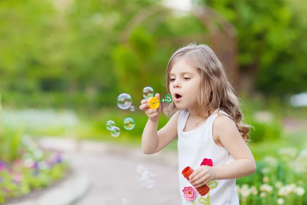 Linda chica rizada con burbujas de jabón — Foto de Stock