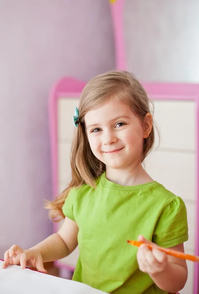 Küçük bir çocuğun kız evde boyama — Stok fotoğraf