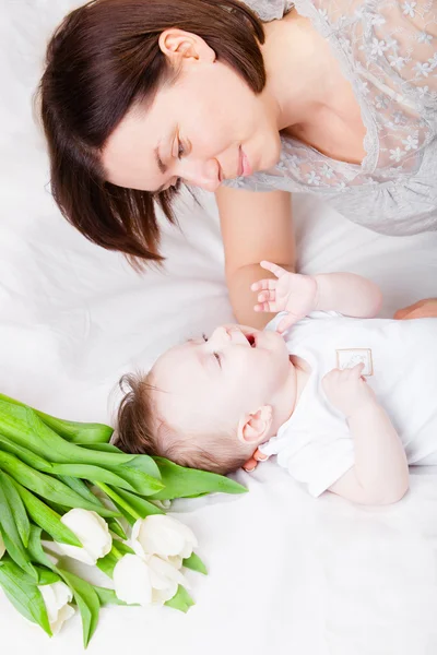 Ung mamma med baby pojke — Stockfoto