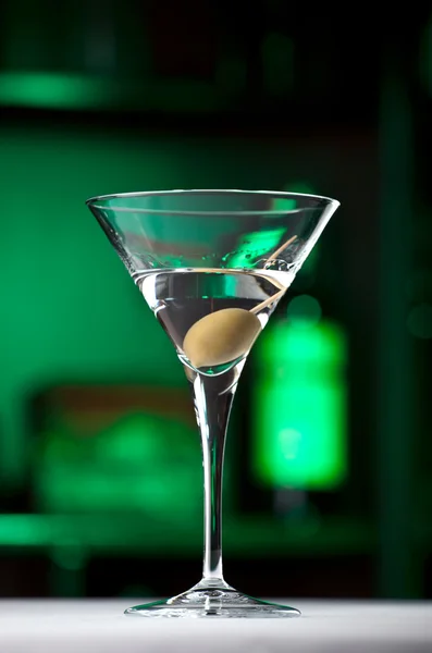 Martini Glas mit Oliven — Stockfoto