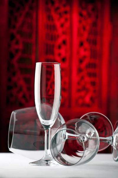 Røde, hvite champagneglass på et bord – stockfoto
