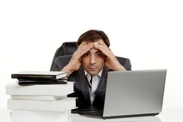 Zakenman in zijn kantoor moe — Stockfoto