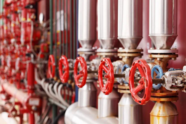 Válvulas y tuberías de vapor rojo — Foto de Stock