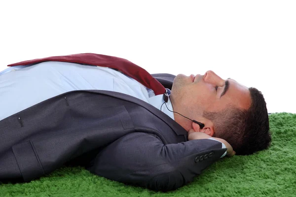 Jovem homem de negócios tirando uma soneca — Fotografia de Stock