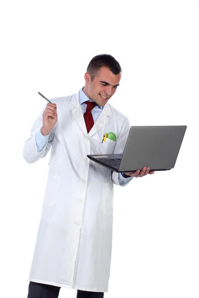 Молодой доктор и ноутбук — стоковое фото