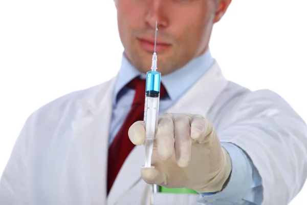 Jovem médico segurando uma seringa — Fotografia de Stock
