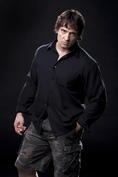 검은 셔츠 포즈에 근육 질 남성 — 스톡 사진