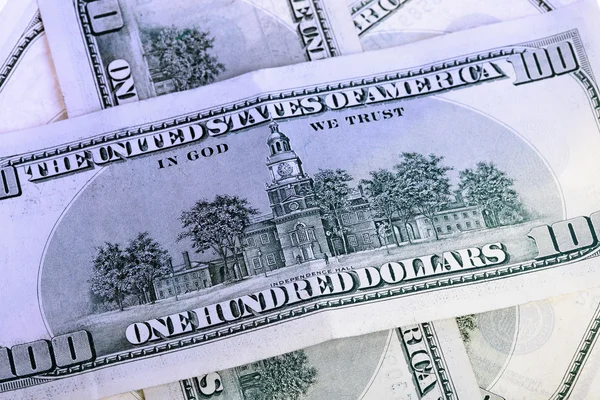 Honderd dollarbiljetten op een stapel close-up — Stockfoto