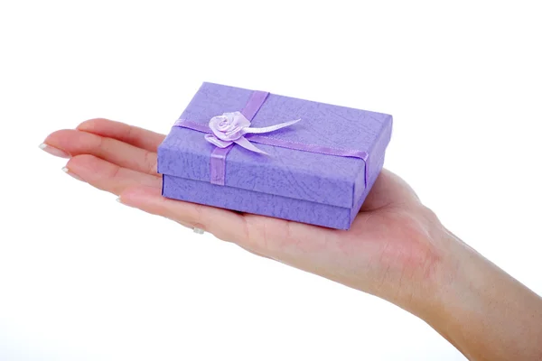Mão feminina segurando uma caixa de presente azul claro — Fotografia de Stock