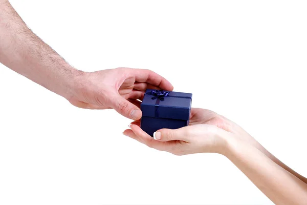 Dar un pequeño regalo a los hombres — Foto de Stock