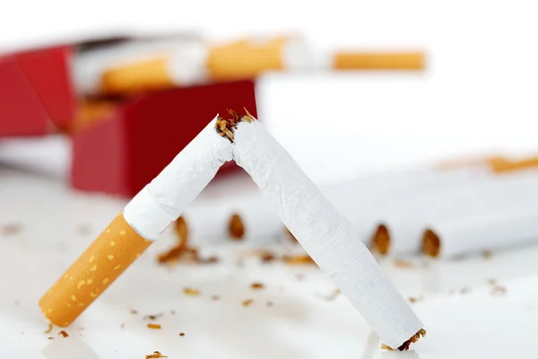 Сигарети розбиті навпіл — стокове фото