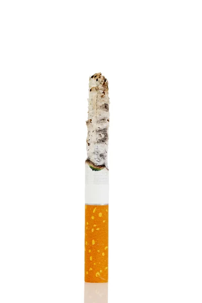 Medio cigarrillo ahumado — Foto de Stock
