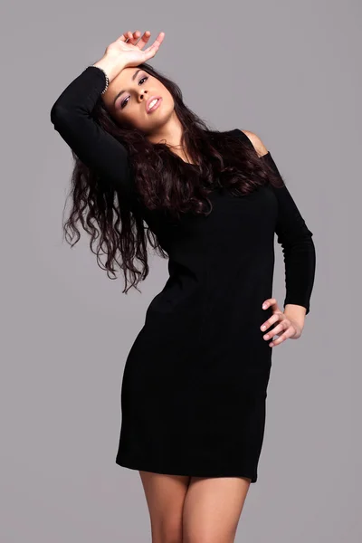 Söt brunett i svart klänning — Stockfoto