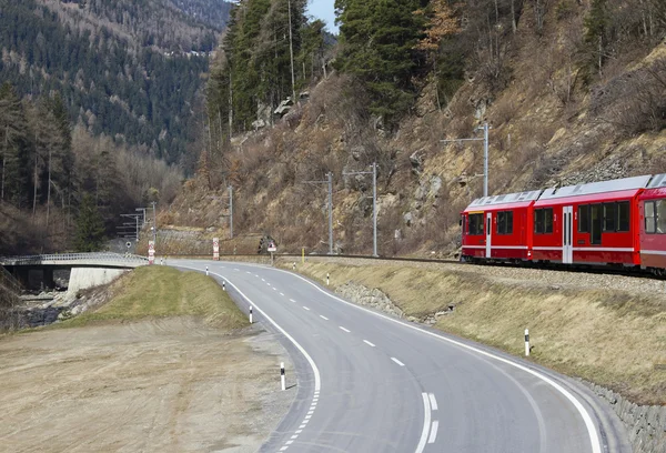 Alpes Trem e estrada — Fotografia de Stock