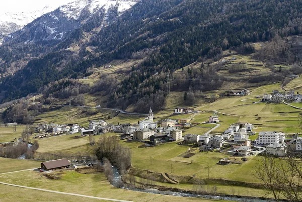 Kisváros: Alpine valley — Stock Fotó