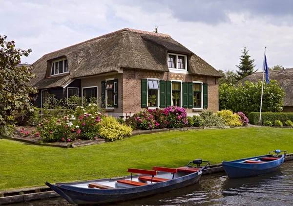 Thatched farmhouse near canal — Stock Photo, Image