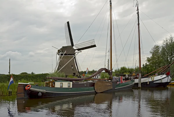 The typical view of Dutch canal — 图库照片