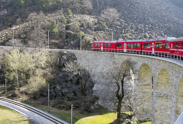 Alpes Trem em viaduto — Fotografia de Stock
