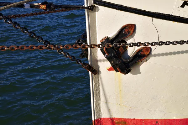 Szczegółowo starych łodzi żaglowych w niebieski czerwony i biały — Zdjęcie stockowe