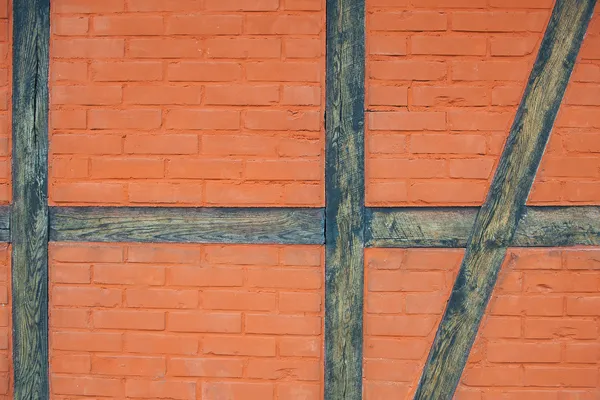 Кирпичная и деревянная стена — стоковое фото