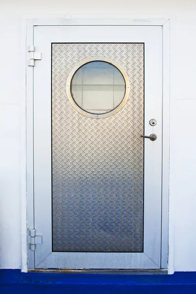 Дверь с иллюминатором — стоковое фото