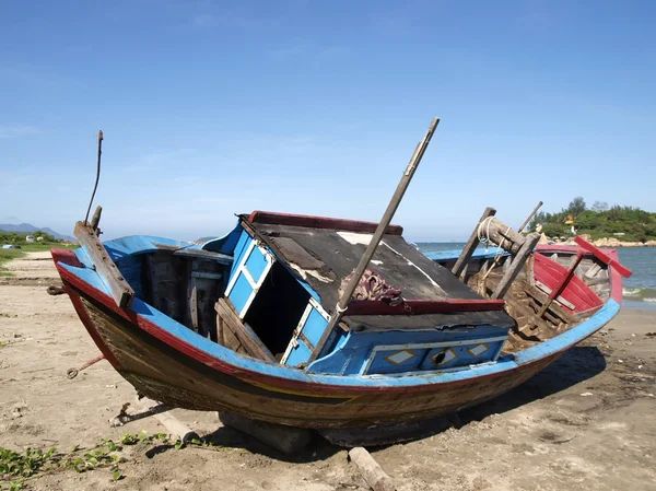 Barca vietnamita abbandonata — Foto Stock